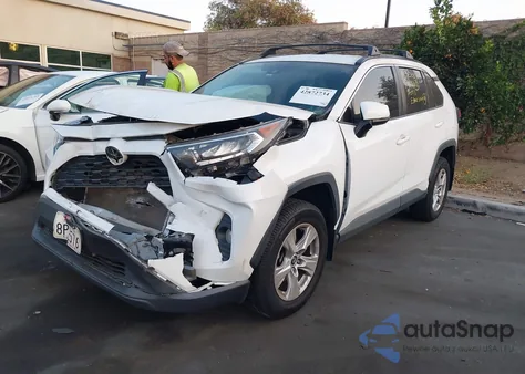 2020 Toyota Rav4 Xle z USA, uszkodzony, nr VIN 2T3W1RFV0LW077224